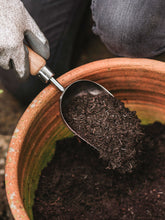 files/stainlesssteelhandpottingscoop_kentandstowe_70100097_0030_a_lifestyle_a68cdfd3-1f85-48af-98fc-bd1c4cce771c.jpg